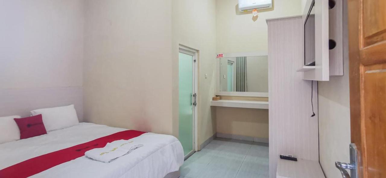 Reddoorz Near Pantai Pancer Door Pacitan Hotell Eksteriør bilde