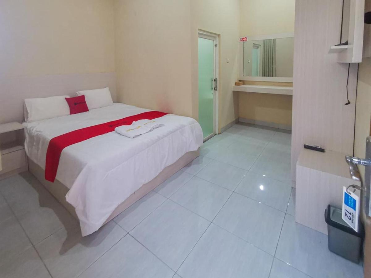 Reddoorz Near Pantai Pancer Door Pacitan Hotell Eksteriør bilde
